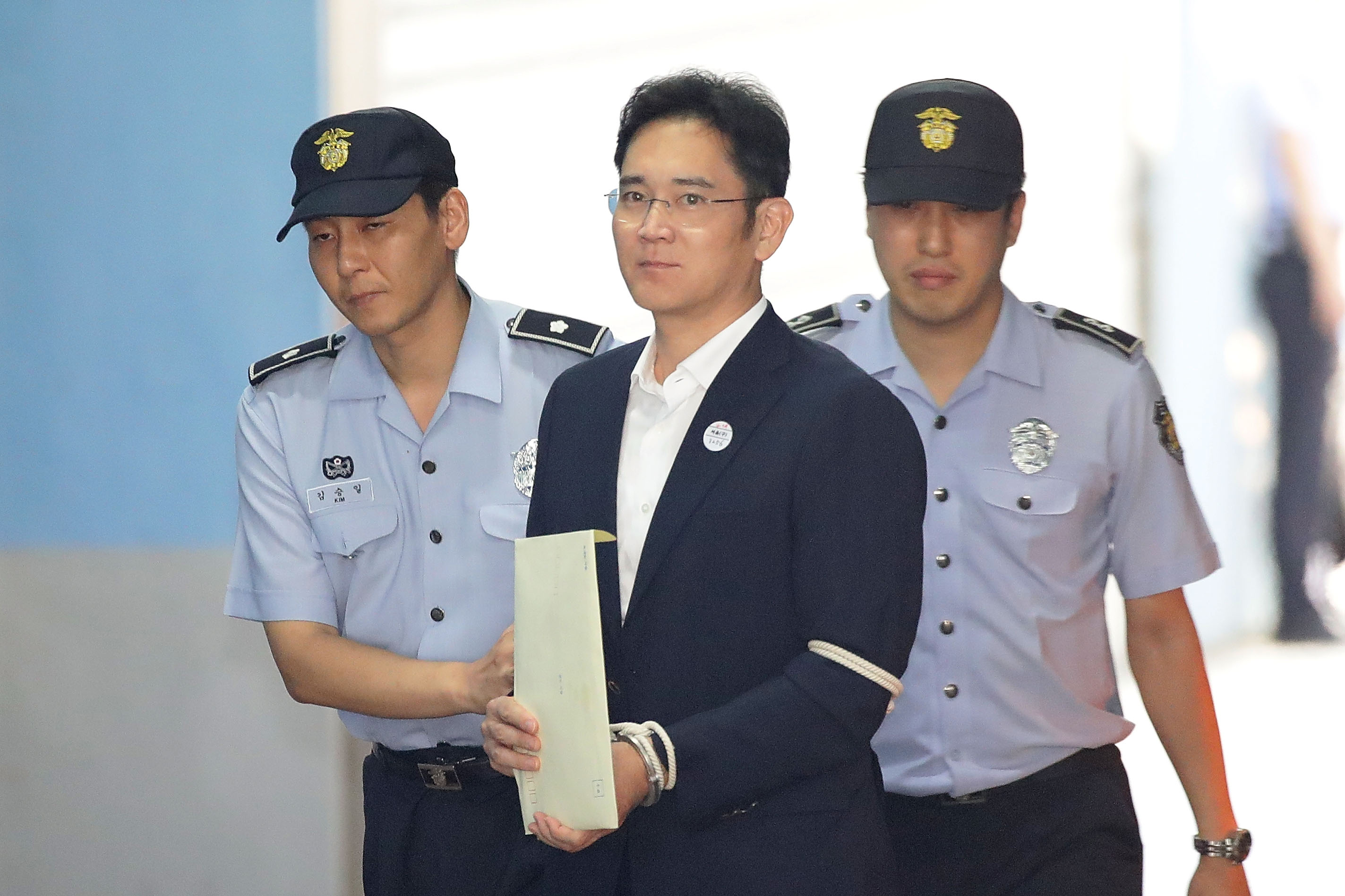 Осужденного за взяточничество главу Samsung выпустили на свободу, отсрочив исполнение приговора и сократив тюремный срок до двух с половиной лет