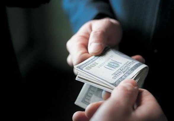 Следователя полиции и адвоката поймали в Киевской области на взятке 2,2 тыс. долл.