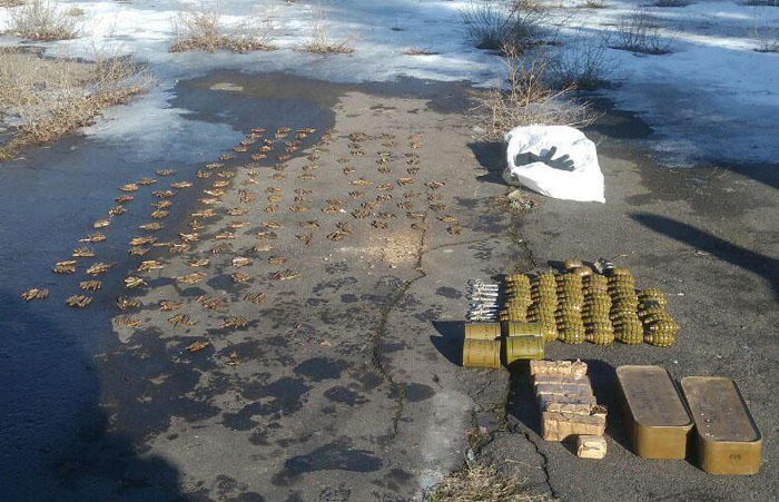 В Новолуганском полицейские обнаружили крупный тайник с боеприпасами