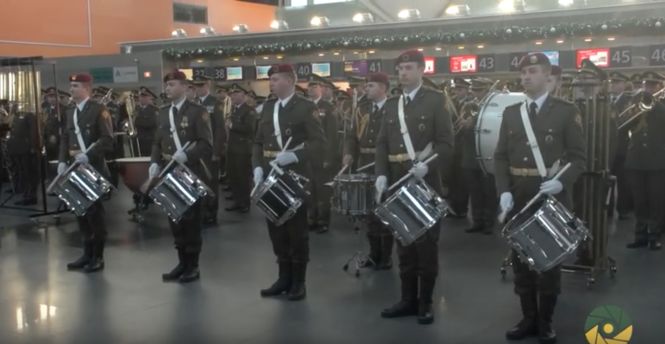 Военные оркестры сыграли в аэропортах Украины в честь “киборгов”