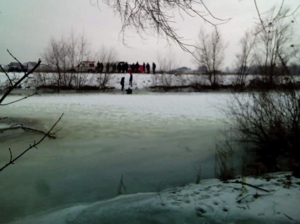 В Луцке спасатели уже сутки ищут подростка, который провалился под лед