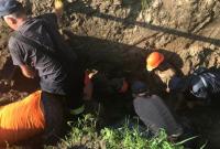 Под Киевом рабочих в котловане засыпало землей, один из них погиб