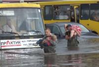 Во Львове спасатели эвакуировали более сотни человек из затопленных маршруток и машин