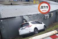 На Троещине в Киеве автомобиль вылетел с кольца и врезался в МАФ