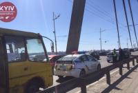 В Киеве маршрутка врезалась в автомобиль патрульной полиции