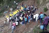 В Индии 23 школьника погибли при падении автобуса с обрыва