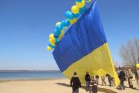 «Курс на Горловку»: Активисты запустили желто-голубые шарики и флаг Украины в направлении оккупированного города