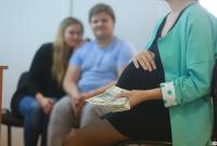Полмиллиона за 9 месяцев: сколько может заработать суррогатная мать в Украине и насколько это популярно (видео)