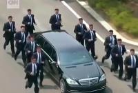 Бегущие за кортежем: появились курьезные кадры охраны лидера КНДР (видео)