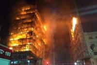 В Бразилии полностью сгорела и обрушилась многоэтажка