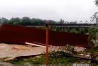 В Ивано-Франковской области река вышла из берегов и смыла летнюю площадку кафе - видео