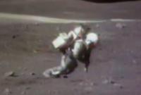 NASA опубликовала видео с падениями астронавтов на Луне и пояснила причины потери равновесия