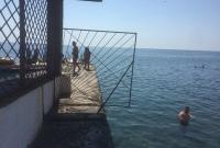 "Забор вносит покой в души русо-туристов": появились свежие фото пляжа в оккупированном Крыму