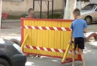 В Одессе дети перекрыли свой двор и требуют у водителей деньги за проезд (видео)