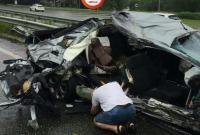 В Киевской области авто на скорости врезалось в припаркованный грузовик, двое погибших