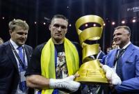 Порошенко поздравил Усика с победой, а Гройсман предложил присвоить боксеру звание Героя Украины