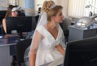 Абитуриентка педуниверситета пришла на экзамен в свадебном платье