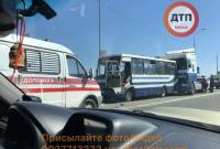 Под Киевом пассажирский автобус столкнулся с двумя грузовиками, есть пострадавшие