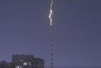В сети показали впечатляющее видео попадания молнии в киевскую телебашню