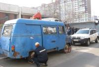После взрыва брошенного авто в Киеве назначили проверку. Такие машины будут эвакуировать