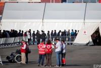 После недельного плавания беженцы на спасательном судне Aquarius прибыли в Испанию