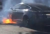 В Калифорнии электромобиль Tesla загорелся во время движения