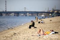 На всех пляжах Киева купать не рекомендуется: вывешен желтый флаг