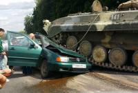 В Беларуси БМП раздавила авто на трассе