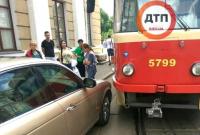 В Киеве неправильно припаркованный Jaguar заблокировал четыре трамвайных маршрута