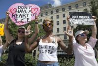В Вашингтоне сотни активисток протестуют против миграционной политики Трампа