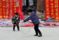 В Китае арестовали усыновившую 118 детей женщину - многодетная мать "терроризировала" ими чиновников