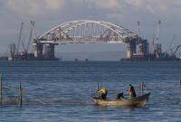 Чтобы не рухнул: россияне освятили Керченский мост с неба