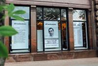 В центре Киева в витрине магазина появились баннеры с портретом Сенцова и списком узников Кремля
