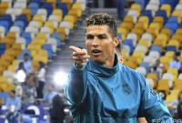 Финал Лиги чемпионов 2018: Роналду попал мячом в оператора и подарил ему тренировочную куртку