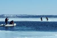 Под Запорожьем спасли рыбаков, оказавшихся на дрейфующей льдине в 50 метрах от берега