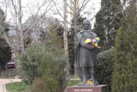 Жители оккупированного Крыма возложили цветы к памятникам Шевченко