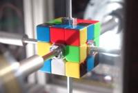 Робот-рекордсмен зібрав кубик Рубіка за 0,38 секунди