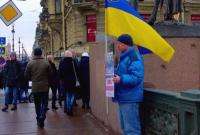 В Петербурге напали на активиста, вышедшего с украинским флагом на одиночный пикет