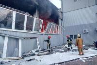 В Киеве вспыхнул масштабный пожар на складах, спасатели эвакуировали газовые баллоны