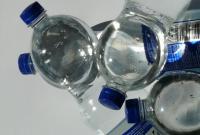 Минеральная вода в бутылках содержит микропластик, - исследование