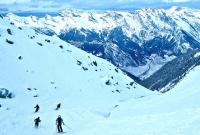 В Швейцарии на горнолыжном курорте из-за схода лавины погиб лыжник, трое пропали