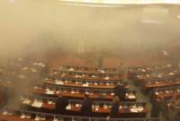 В Косово депутаты распылили слезоточивый газ в здании парламента