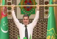 Президент Туркменистана поднял золотой гриф от штанги под аплодисменты министров (видео)