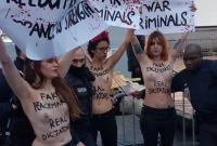 Femen обнажились под Триумфальной аркой в ​​Париже под лозунгами "Добро пожаловать, военные преступники"