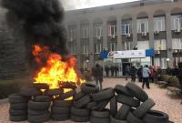 В Кривом Роге из-за отсутствия отопления жители подожгли шины под офисом Криворожгаза