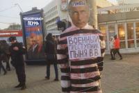 В Перми установили чучело Путина с надписью "военный преступник"