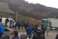 В Закарпатской области активисты перекрыли трассу Киев-Чоп, на перевале образовалась километровая очередь из фур