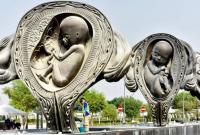 Гигантские эмбрионы Дэмиена Херста. В Дохе установили скандальную инсталляцию художника