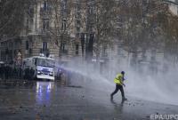 Протесты в Париже: власти обвинили в столкновениях на Елисейских полях Марин Ле Пен