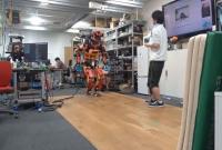 Японские инженеры научили робота кататься на роликах и скейте (видео)